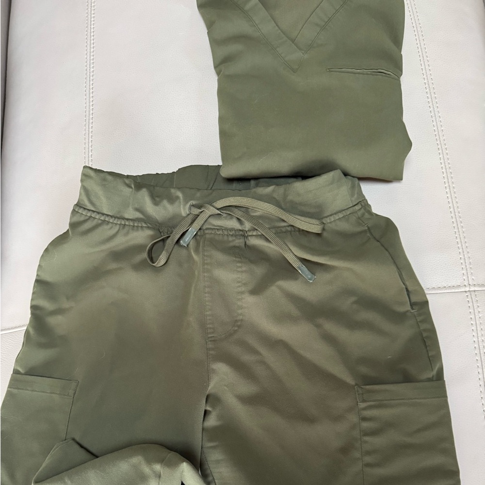 Madala scrub set olive green in size medium